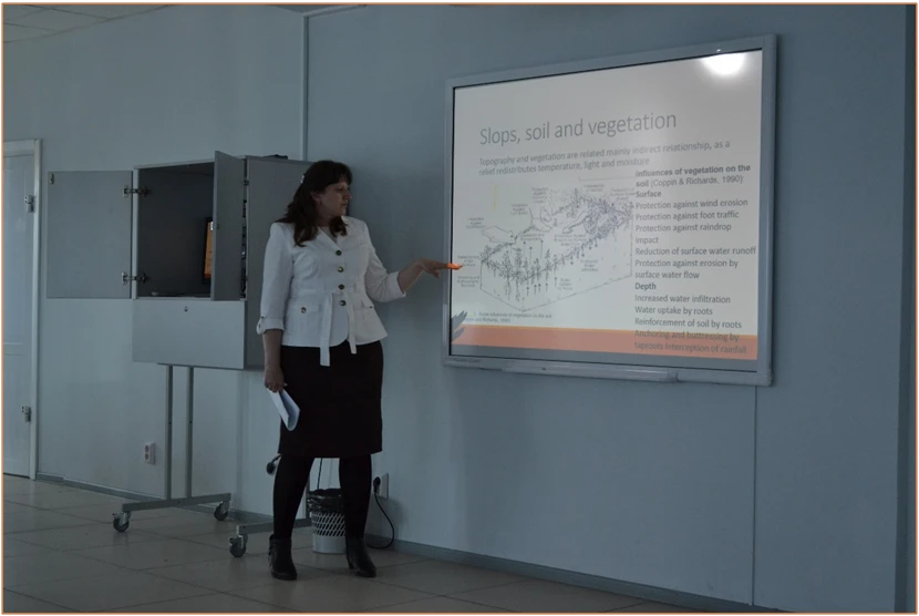 Наталья Жеребятьева читает зарубежным студентам лекцию по теме «The development of Ecological Nets in oil and gas extraction areas in the Tyumen region».png